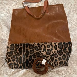 Cute faux leather and animal print tote. Light Weight. Removable strap.